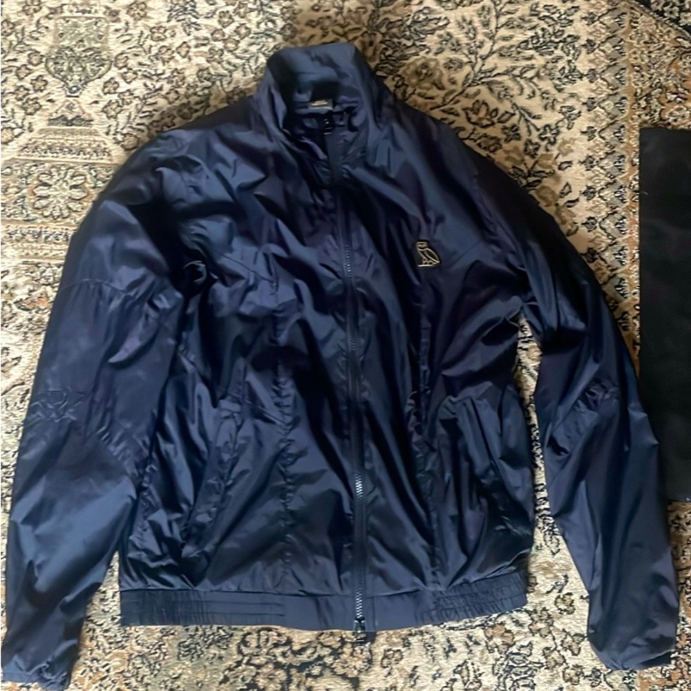 Good condition Ovo windbreaker size medium with the tag and the bag